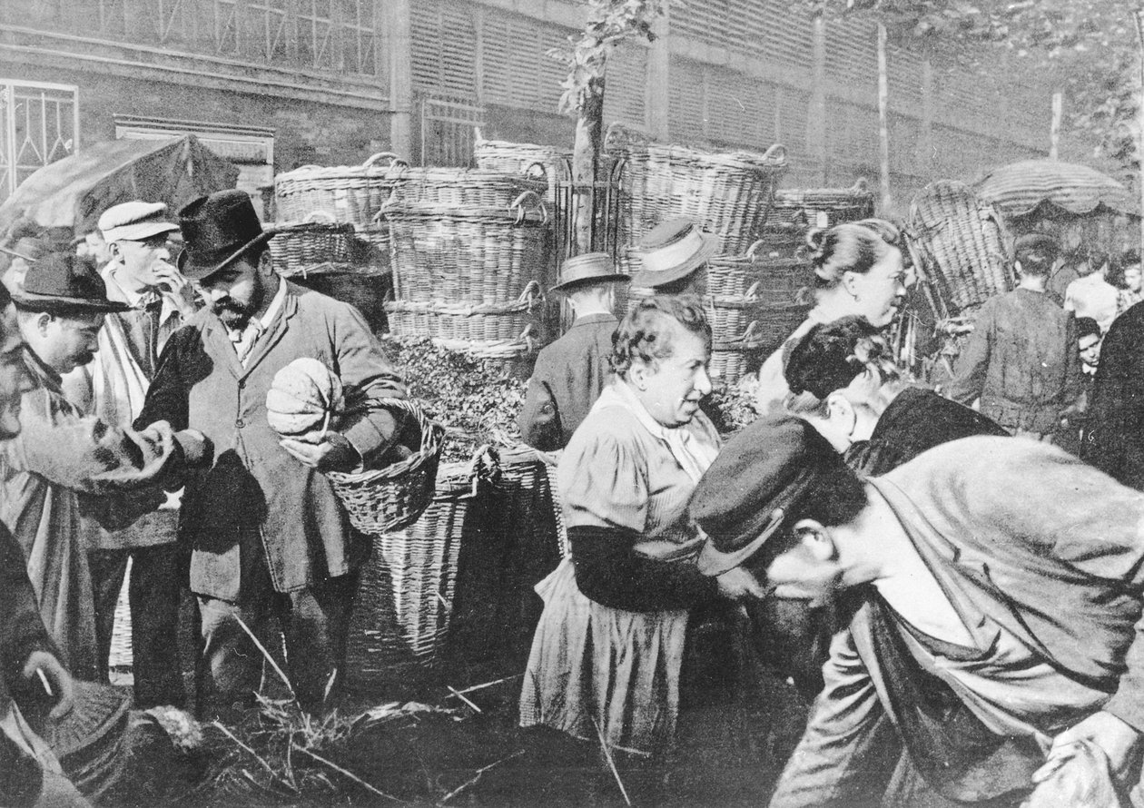 Utolsó eladások a harangszó előtt, rue Rambuteau, Les Halles, Párizs, 1897 alkotó: French Photographer