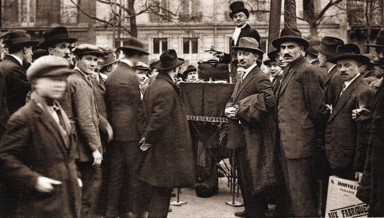 Les petits metiers de Paris: le camelot du boulevard. alkotó: French Photographer
