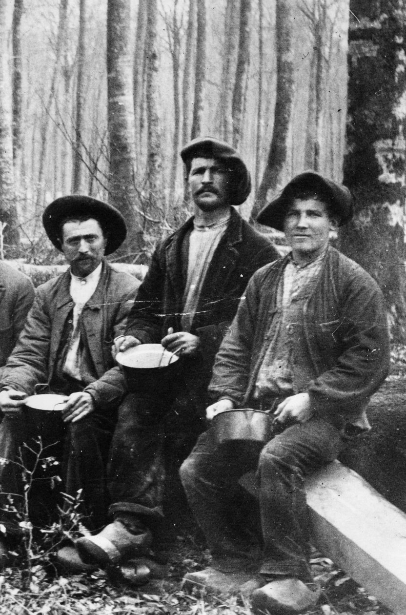 Egy fakitermelő csapat ebédje, 19. század vége. alkotó: French Photographer