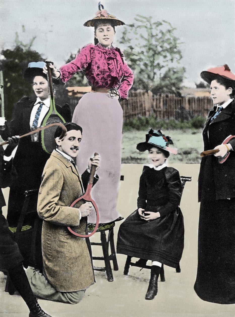 Marcel Proust francia író egy csapat fiatal nő közepén, akik teniszütőn gitároznak, a párizsi Bineau tenisz körúton, 1892 alkotó: French Photographer