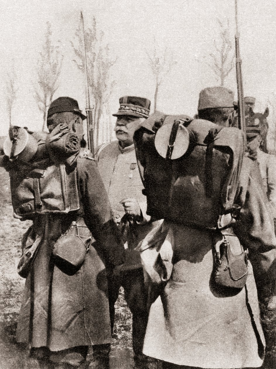 Joseph Jacques Césaire Joffre marsall a csapatait szemléli, a The Illustrated War Newsból, 1915 alkotó: French Photographer
