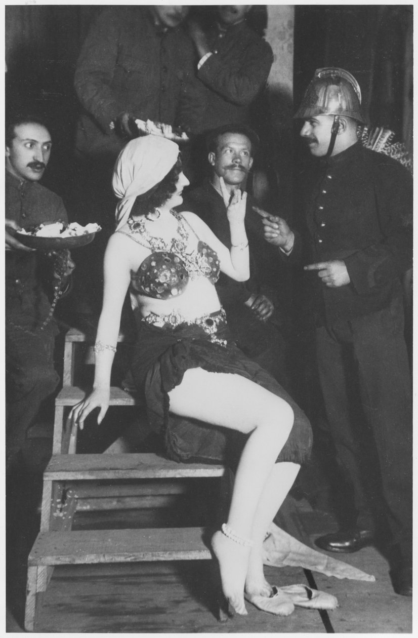Mata Hari a szárnyakban egy tűzoltóval, 1905 körül alkotó: French Photographer