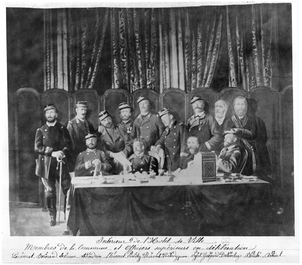 A kommün tagjai a párizsi Hotel de Ville-ben és a tábori tisztek tanácskozása, 1871 alkotó: French Photographer