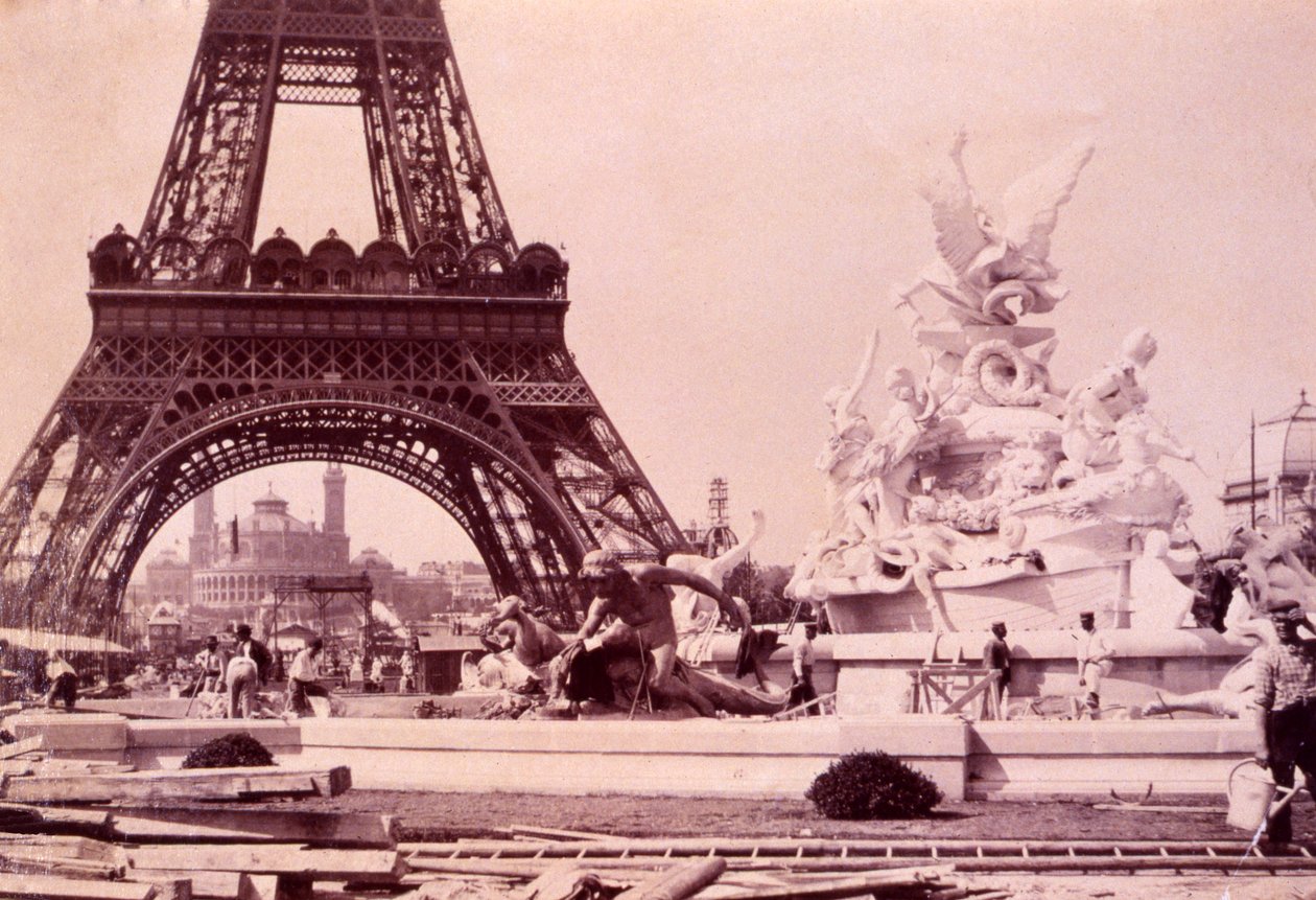 Férfiak, akik a St. Vidal szökőkutat építik az Eiffel-torony közelében, 1888 körül alkotó: French Photographer