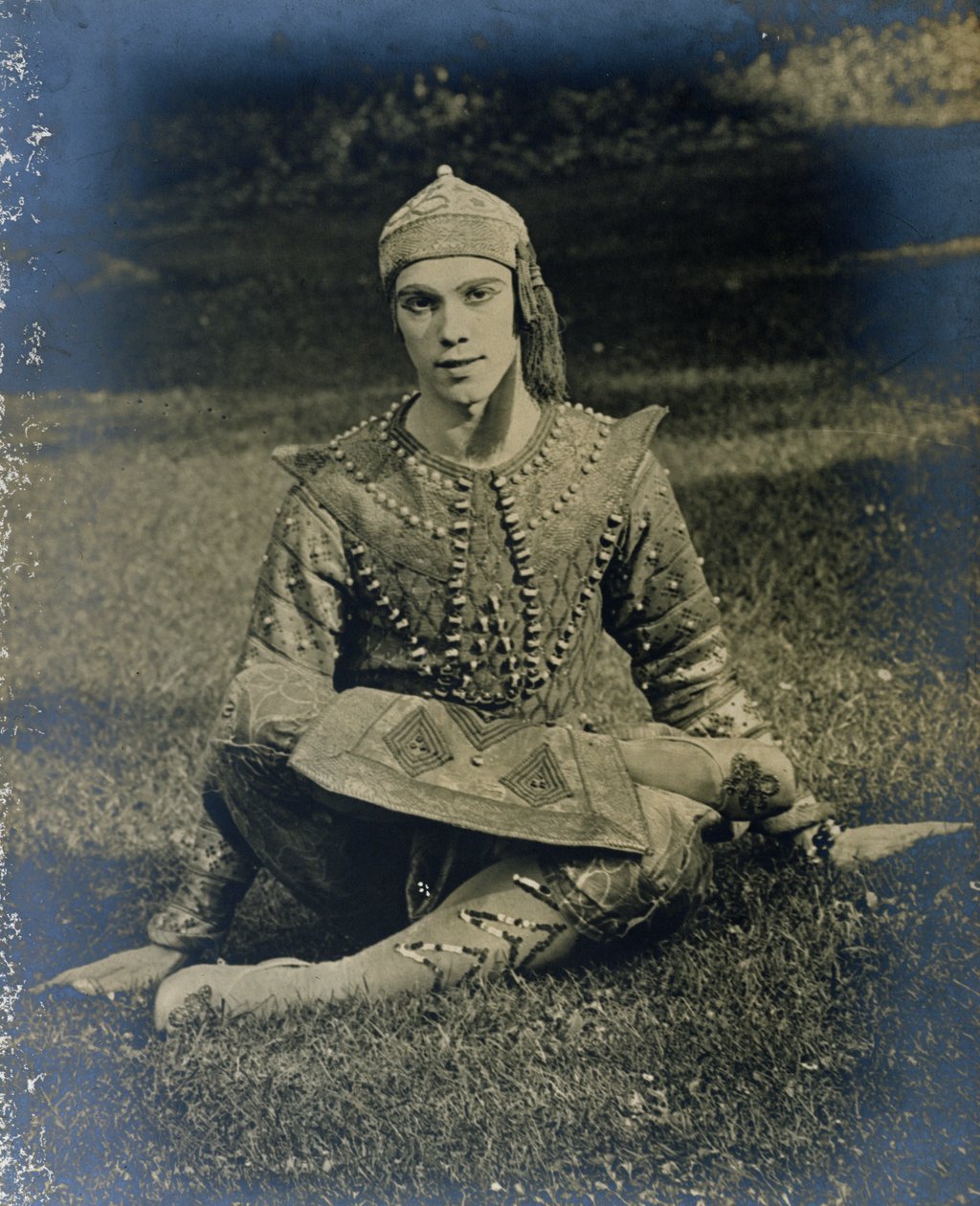 Nizsinszkij Igor hercegnek öltözve, keresztbe tett lábbal ül. alkotó: French Photographer