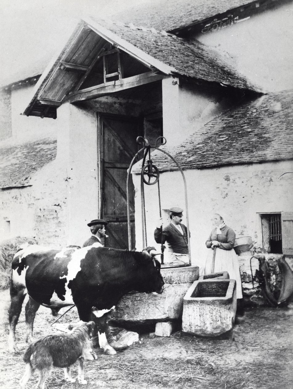 Parasztok kút körül, parasztudvarban, 1860-70 körül (f/w fotó) alkotó: French Photographer