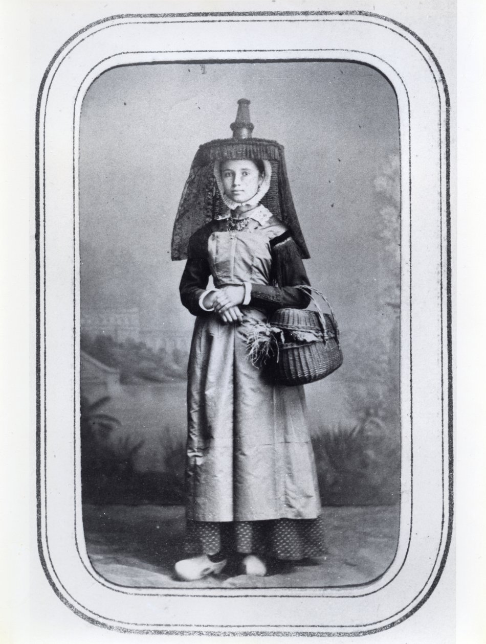 Fénykép névjegykártya francia regionális jelmezt ábrázoló, 1860-70 körül (f/w fotó) alkotó: French Photographer