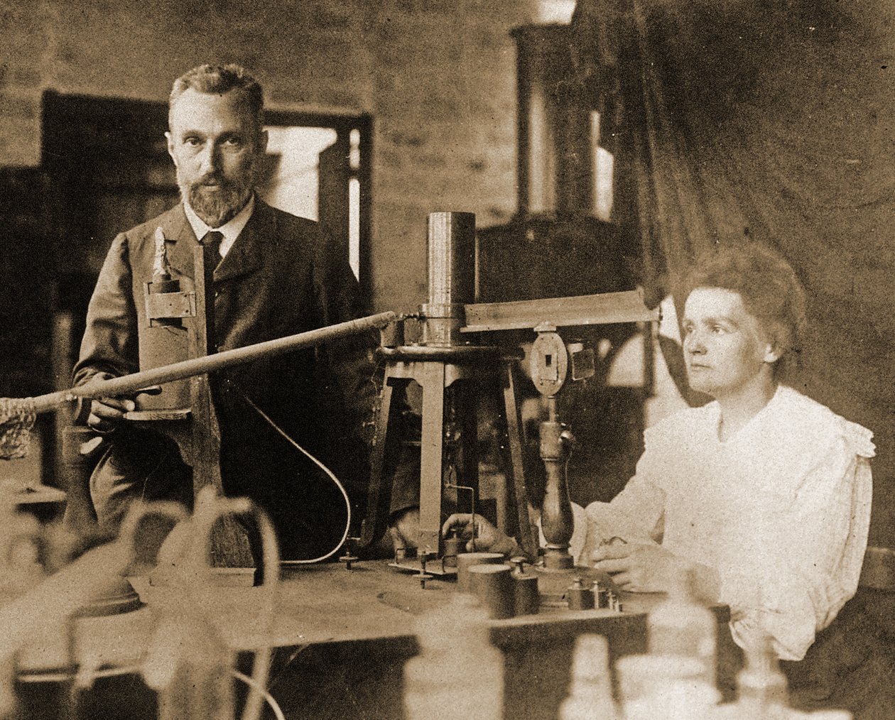 Pierre és Marie Curie a laboratóriumban alkotó: French Photographer