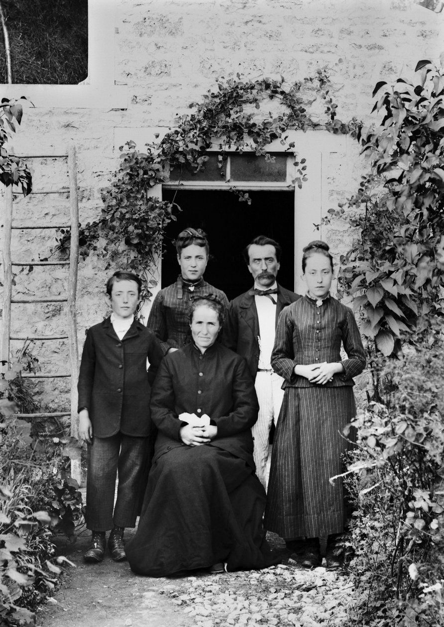 Portré egy családról Bourmont en Haute Marne környékén. Fényképészet a 19. század végén. Ducos kollekció. alkotó: French Photographer