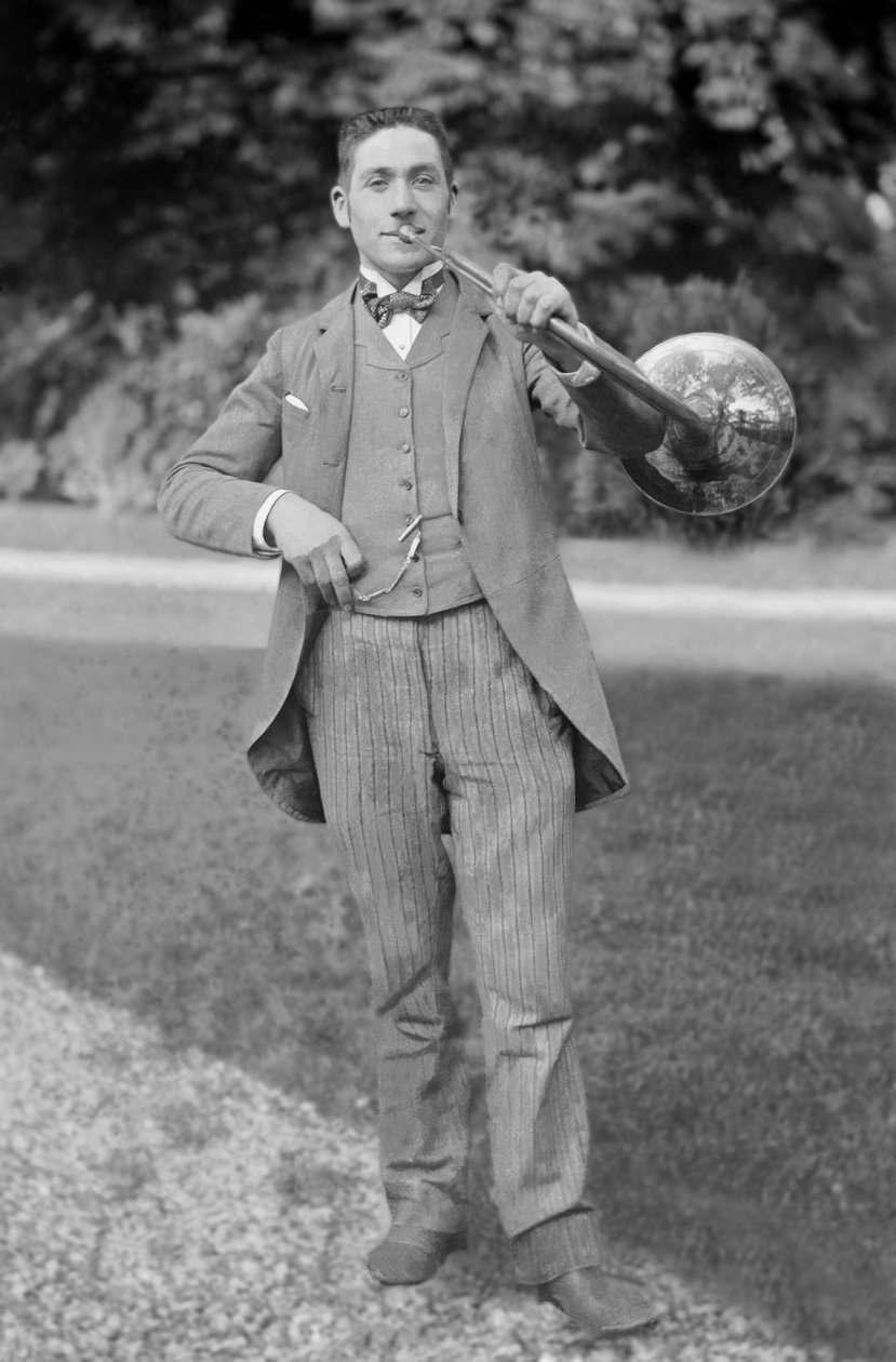 Egy kürtművész portréja, a Bourmont en Haute Marne együttesé, a Septfontaines-i apátság kertjében. Fényképészet a 19. század végén. Ducos kollekció. alkotó: French Photographer