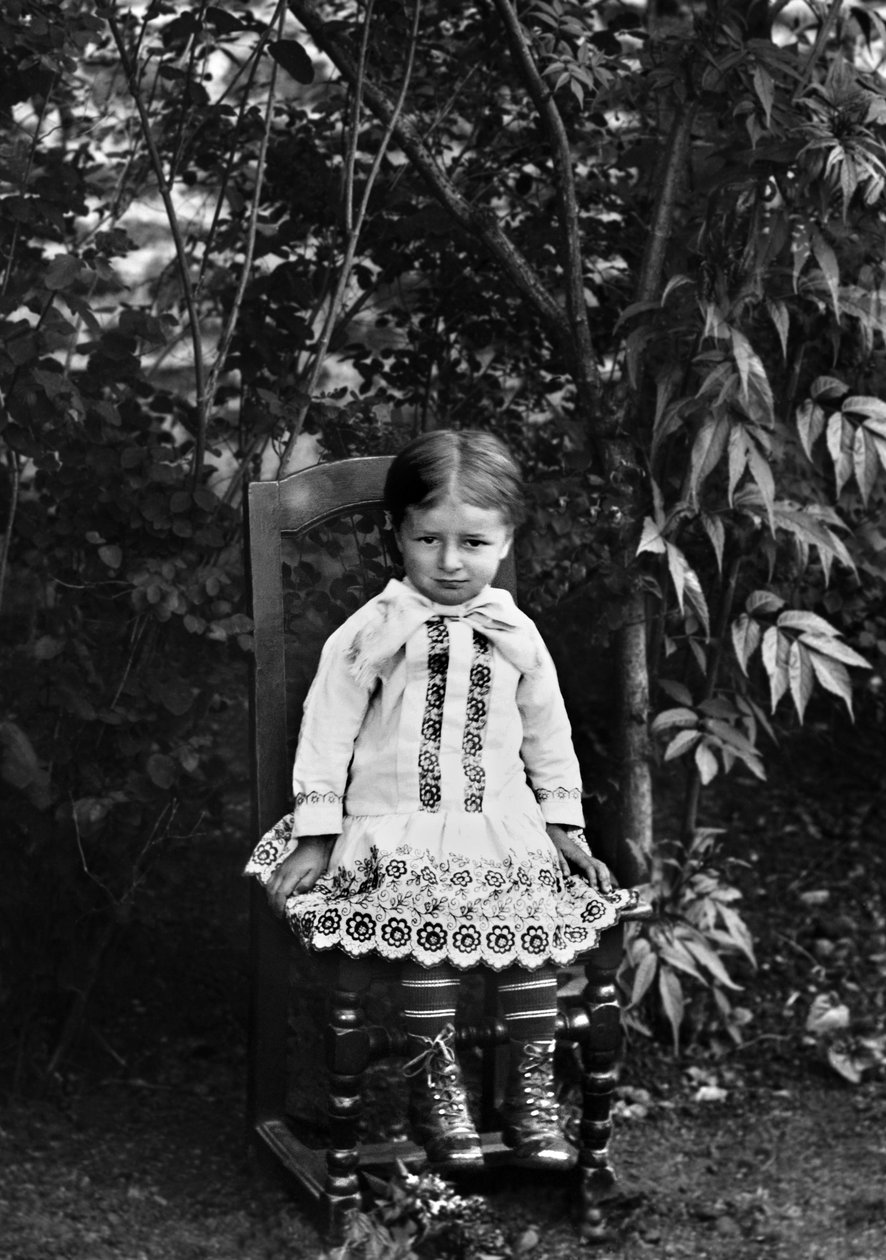 Portréja egy kislány Bourmontból Haute Marne-ban, a Septfontaine-i apátság kertjében ülve. Fényképészet a 19. század végén. Ducos kollekció. alkotó: French Photographer