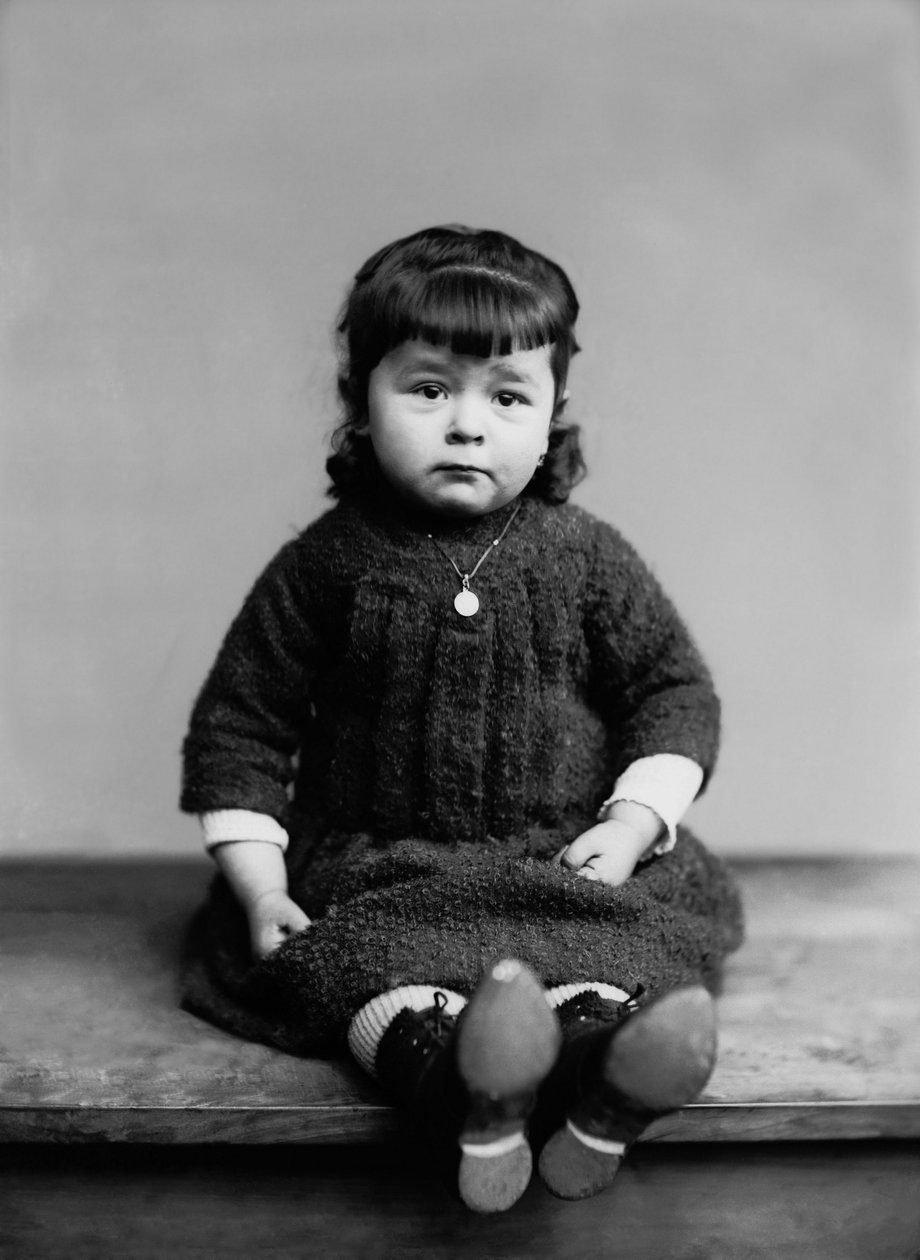 Portré egy Bourmont-i kislányról Haute Marne-ban, a keresztségéremmel. Fényképészet a 19. század végén. Ducos kollekció. alkotó: French Photographer