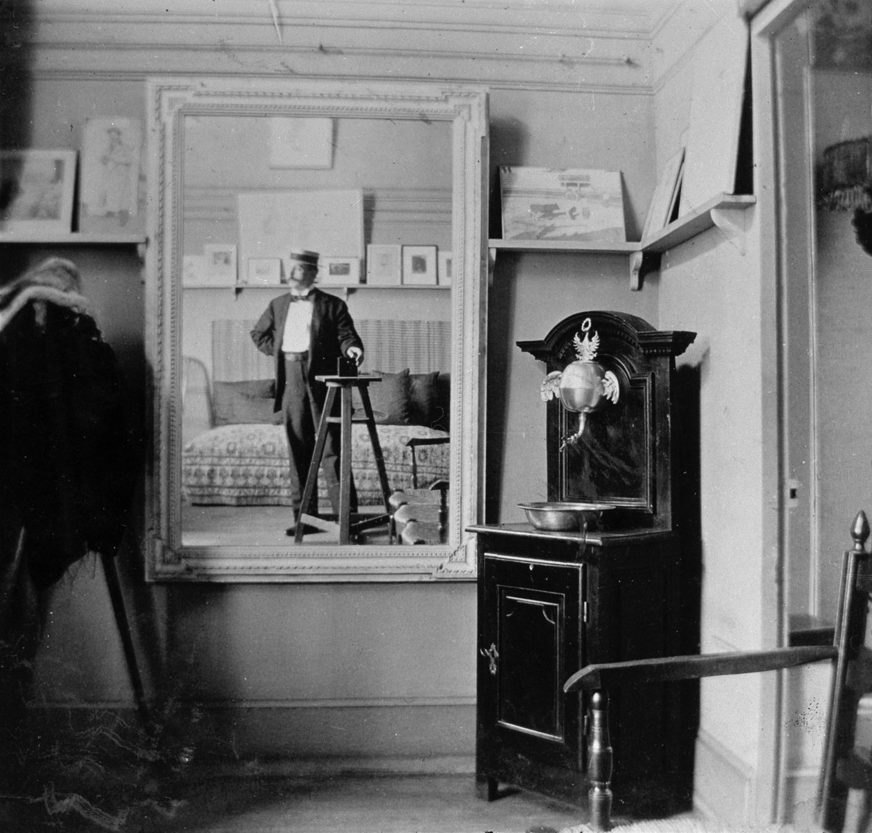Egy fotós portréja Henri de Toulouse-Lautrec (1864-1901) műtermében alkotó: French Photographer