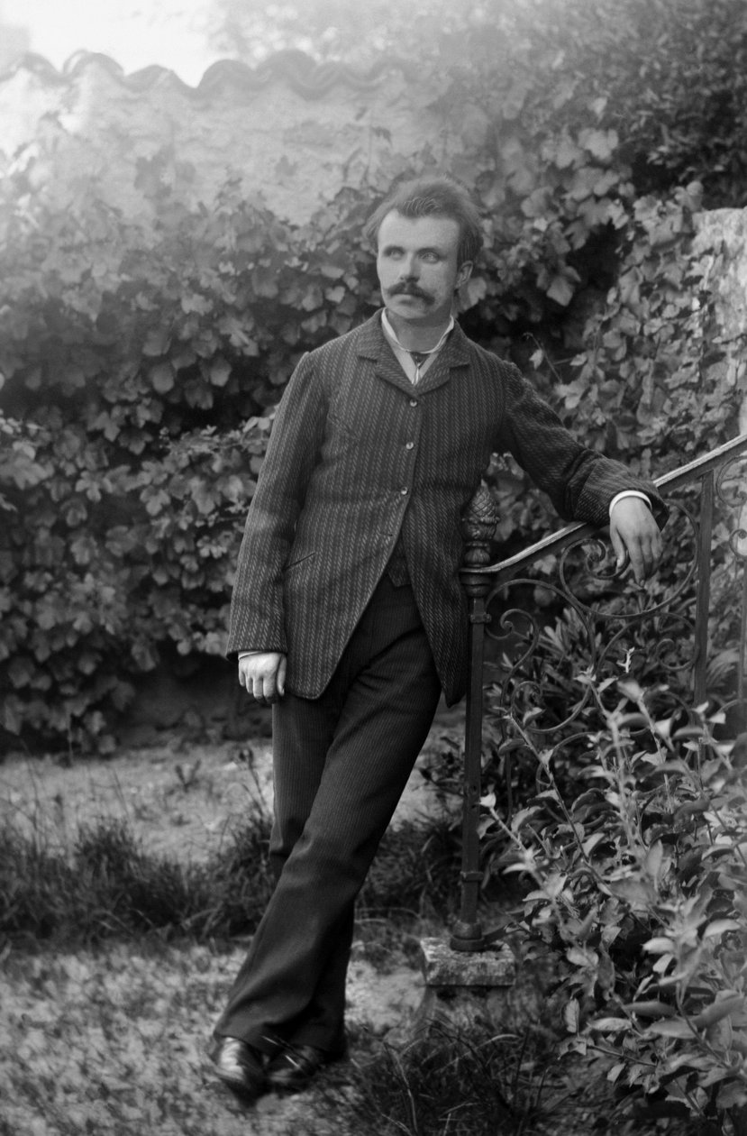 Egy fiatal férfi portréja a Septfontaines-i apátság kertjében, Bourmont en Haute Marne közelében. Fényképészet a 19. század végén. Ducos kollekció. alkotó: French Photographer
