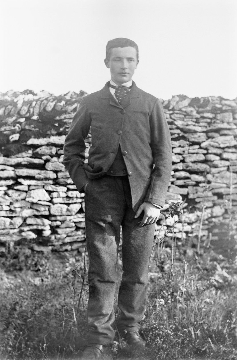 Egy fiatal férfi portréja a Septfontaines-i apátság kertjében, Bourmont en Haute Marne közelében. Fényképészet a 19. század végén. Ducos kollekció. alkotó: French Photographer