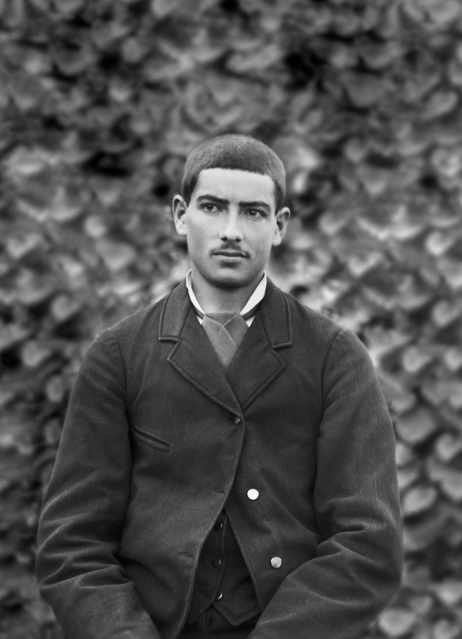 Egy fiatal férfi portréja a Septfontaines-i apátság kertjében, Bourmont en Haute Marne közelében. Fényképészet a 19. század végén. Ducos kollekció. alkotó: French Photographer