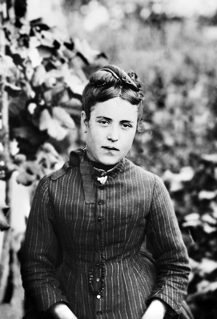 Egy fiatal nő portréja Bourmontból Haute Marne-ban. Fényképészet a 19. század végén. Ducos kollekció. alkotó: French Photographer