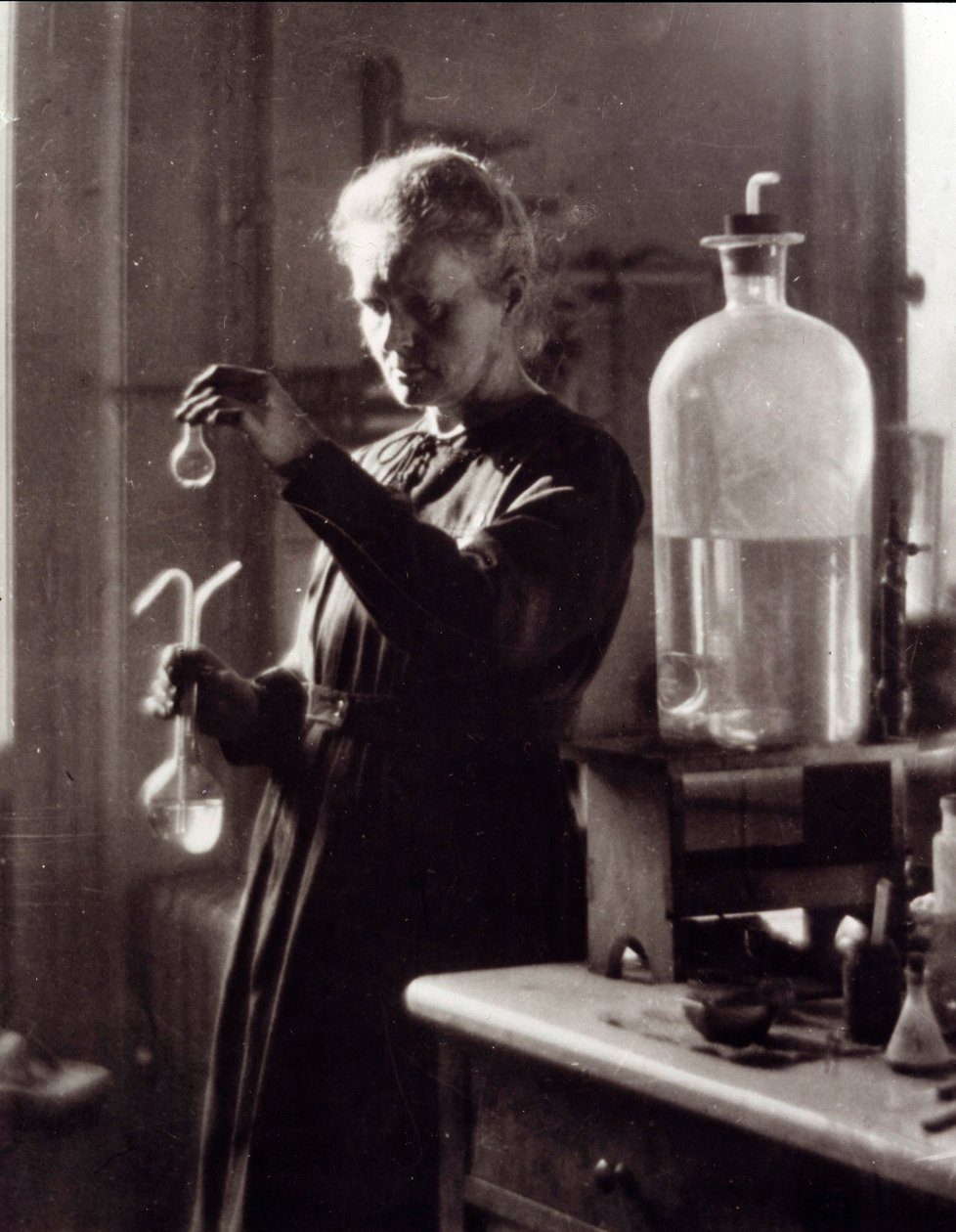 Marie Curie fizikus (1867-1934) portréja laboratóriumában 1925-ben (fotó) alkotó: French Photographer