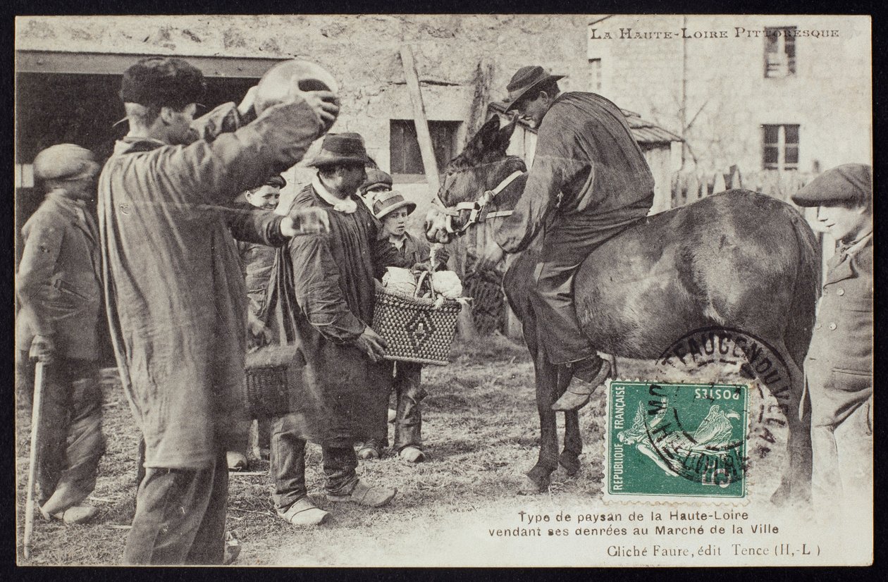 Képeslap, amely egy Haute-Loire-i farmert ábrázol, aki élelmiszert árul a piacon, 1900 körül alkotó: French Photographer