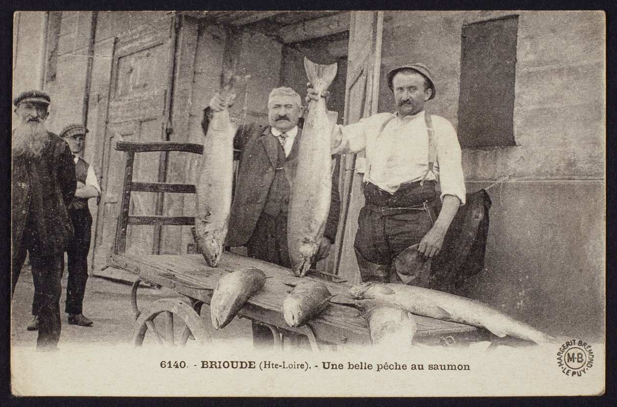 Képeslap egy jó lazacfogást ábrázoló Brioude-ban, Haute-Loire, 1900 körül alkotó: French Photographer