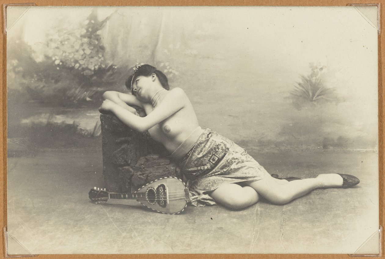 Fekvő nő mandolinnal, 1895 körül (zselatin ezüst nyomat) alkotó: French Photographer