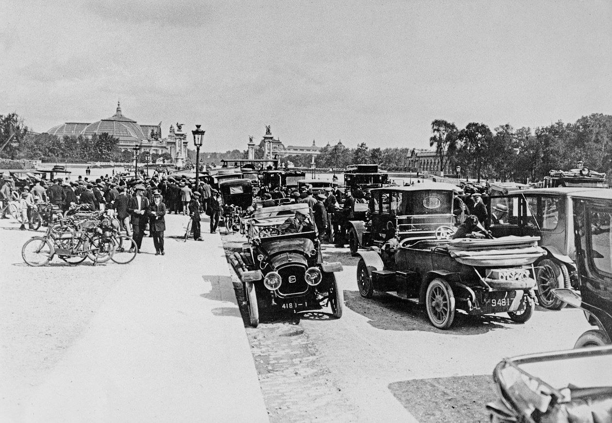 Gépkocsik lefoglalása az Esplanade des Invalides-on, Párizs, 1914. augusztus 16. alkotó: French Photographer