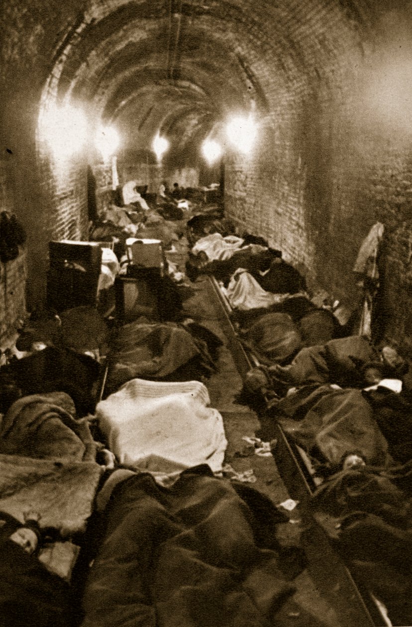 Le Havre lakói a vonatalagutakban keresnek menedéket, 1940. szeptember alkotó: French Photographer