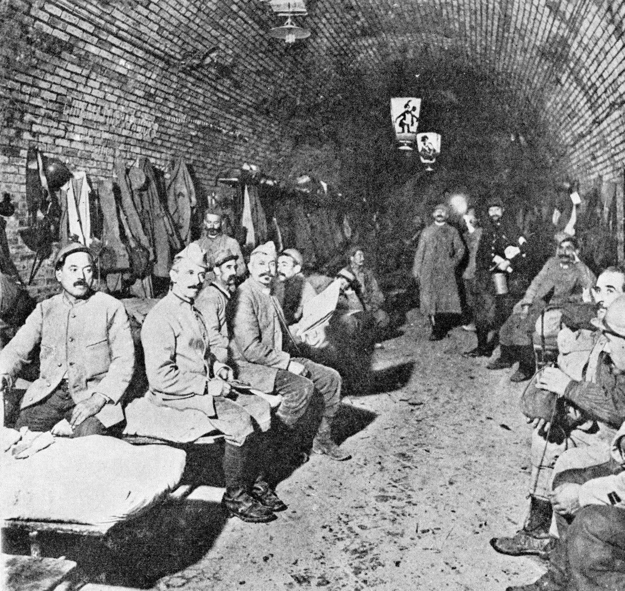 Sleeping Quarters in Douaumont Fort, 1916 körül (bw photo) alkotó: French Photographer