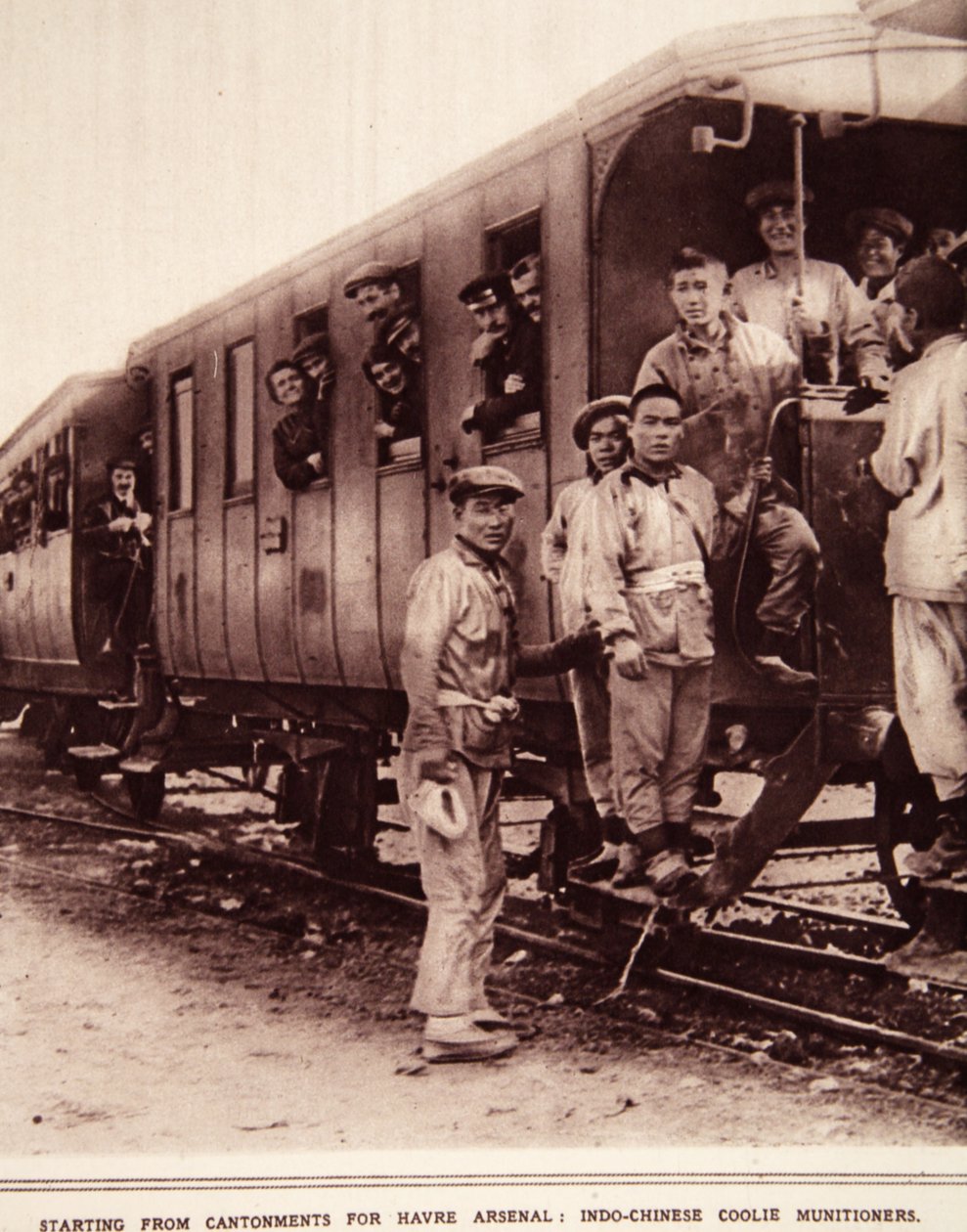 Kezdve a Cantonments for Havre Arsenal-ból: Indokínai kulik munitioners, illusztráció a The Illustrated War Newsból, 1916. szeptember (szépia fotó) alkotó: French Photographer