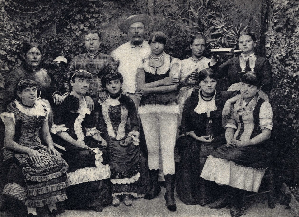 A roueni „Ház”, amely ihlette Maupassant „La Maison Tellier”-t, a bérlők és tulajdonosok portréját. Fényképészet, 19. század vége. alkotó: French Photographer