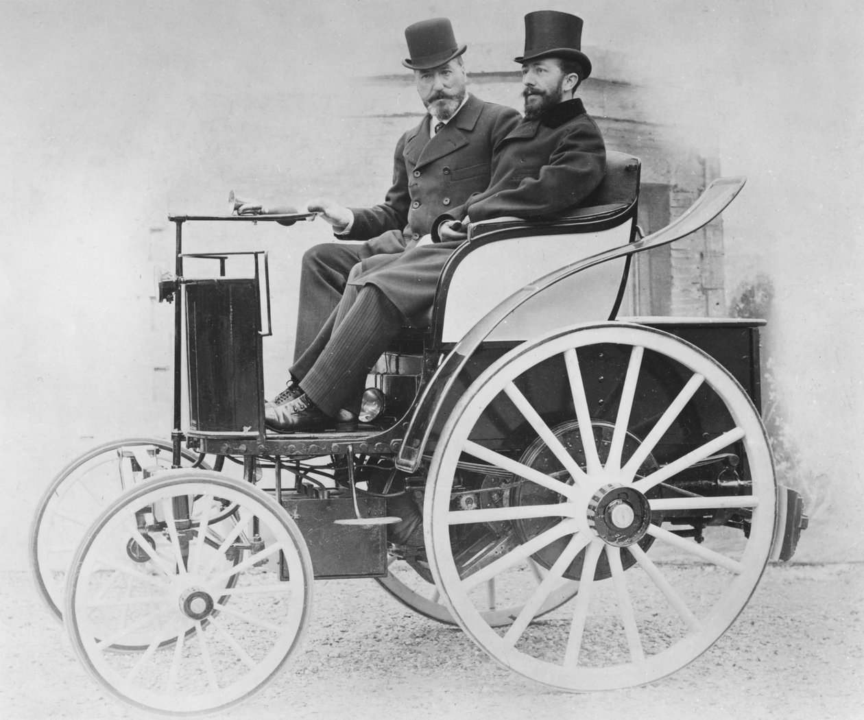 A Jeantaud elektromos autó, 1896 alkotó: French Photographer