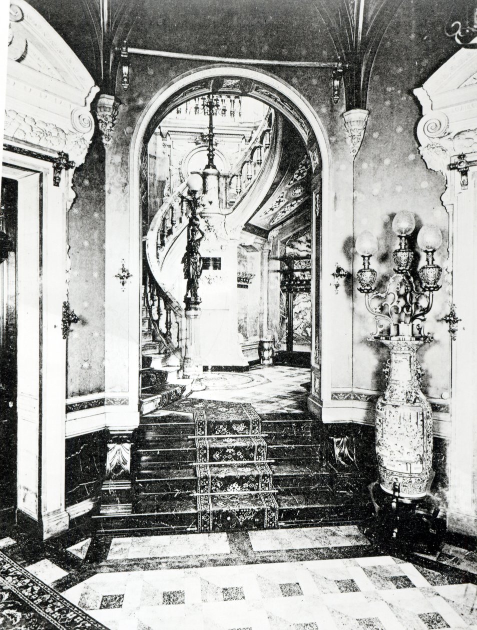 Az előcsarnok és az Onyx lépcsőház a Hotel de Paiva-ban alkotó: French Photographer
