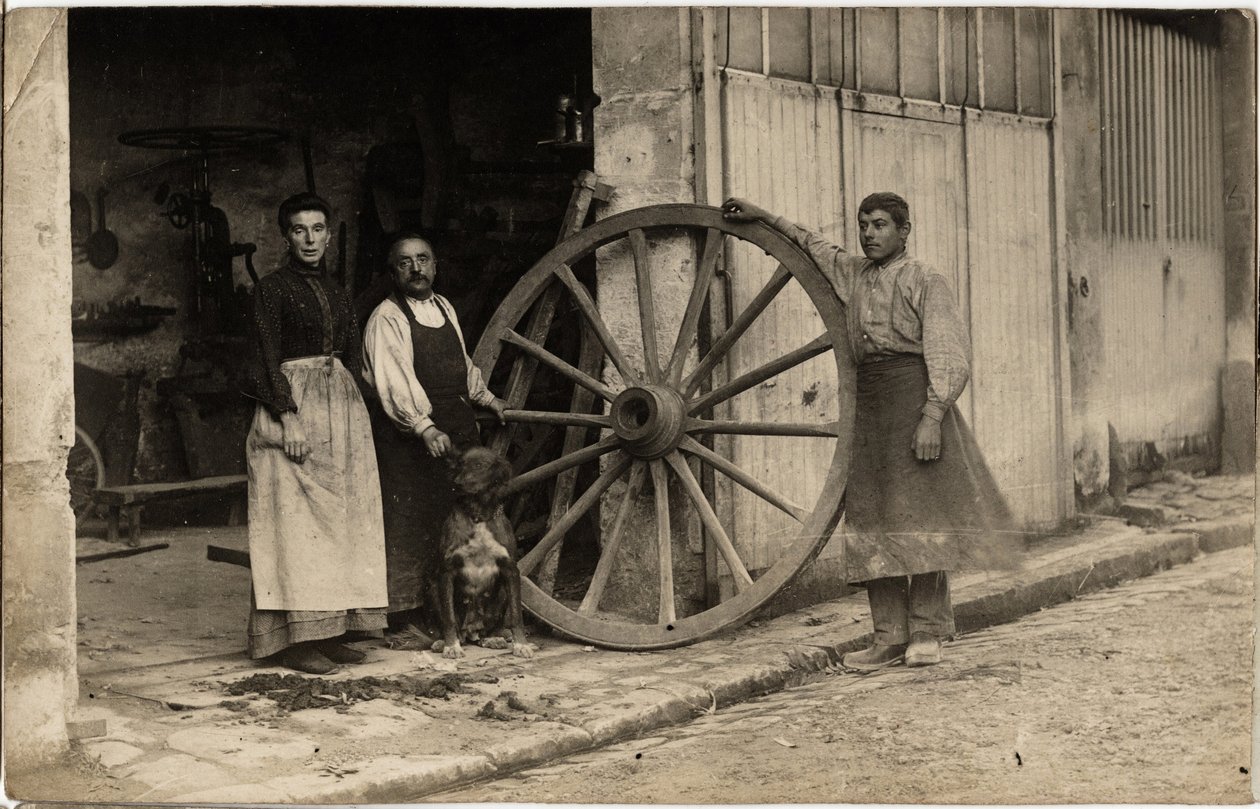 A kocsi, a kocsikerekek gyártója. XX. század eleji képeslap. alkotó: French Photographer