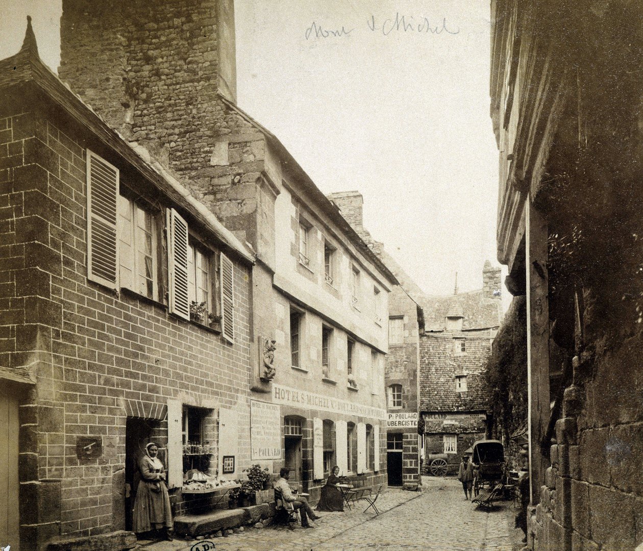 A szálloda és a Poulard Inn a Mont-Saint-Michel bejáratánál, 19. század végén alkotó: French Photographer