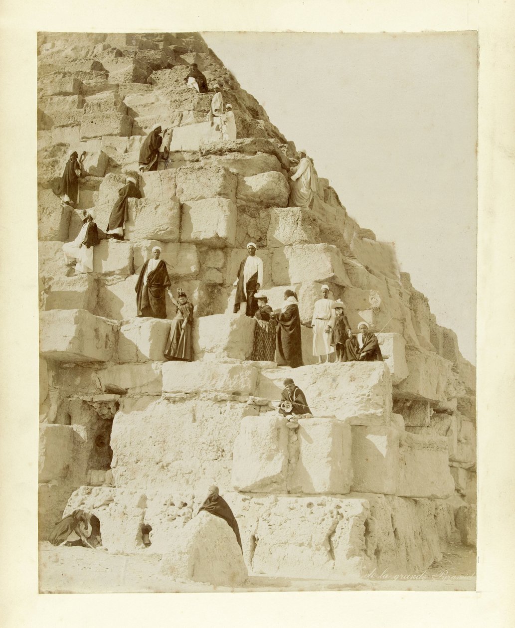 Turisták a gízai nagy piramisnál alkotó: French Photographer