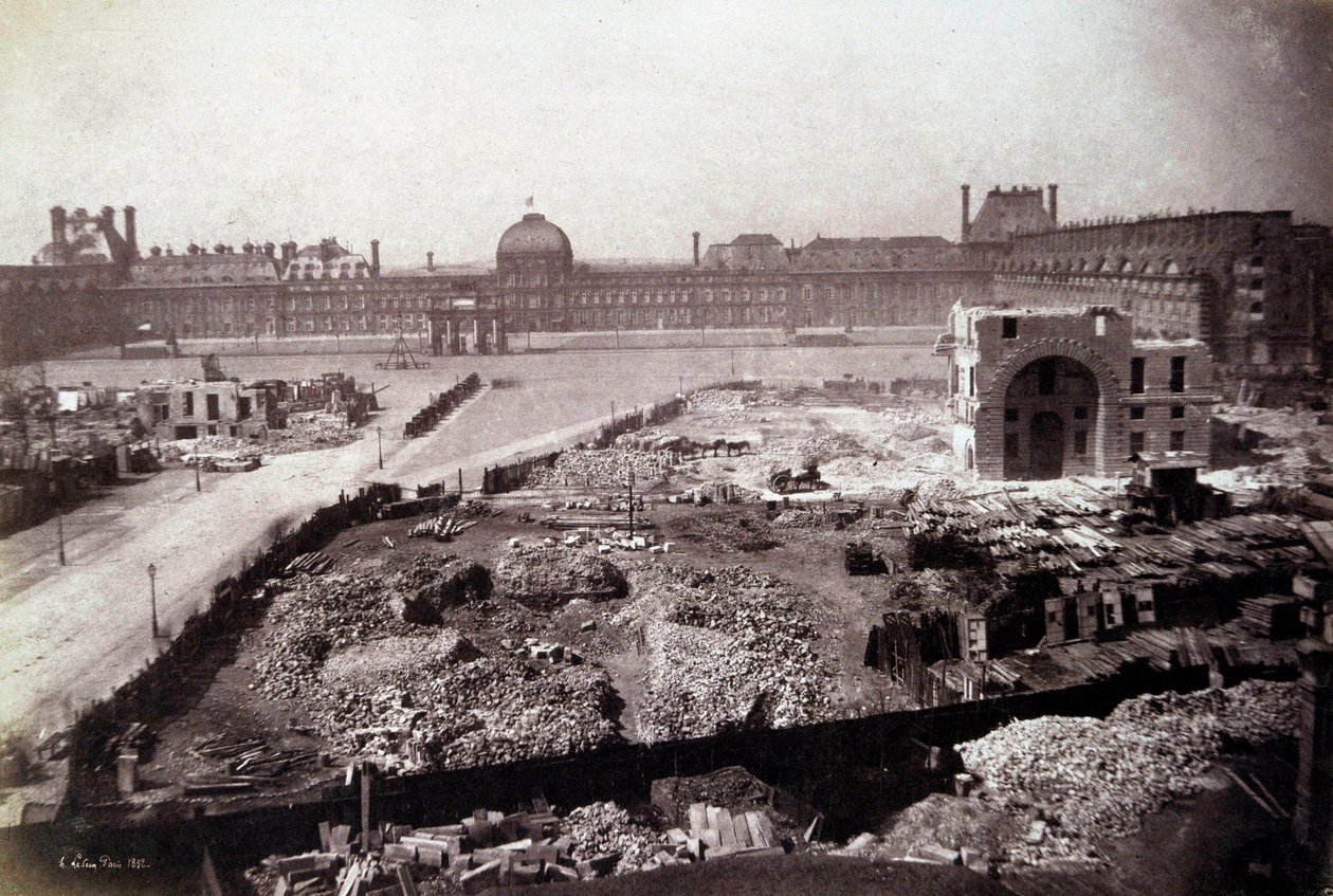 Párizs átalakulása a második birodalom alatt, Haussmann munkái: a Place du Carrousel látképe az egykori párizsi király istállójának lebontásakor. Ez a hely a II. Birodalom idején III. Napóleon által végrehajtott átalakítások része volt. 18 alkotó: French Photographer