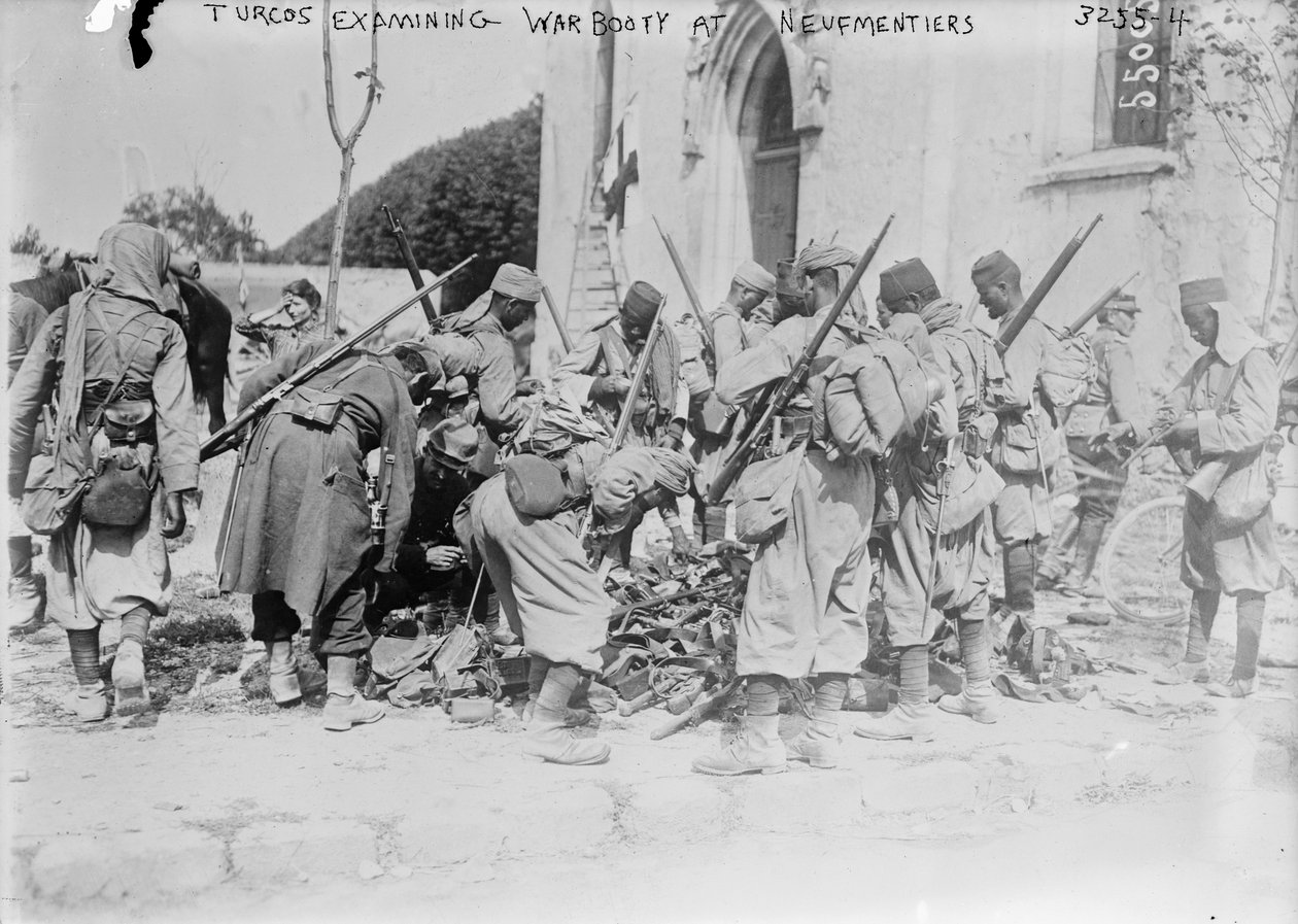 Turcos háborús zsákmányt vizsgál a Neufmentiersnél, 1914 (fénykép) alkotó: French Photographer