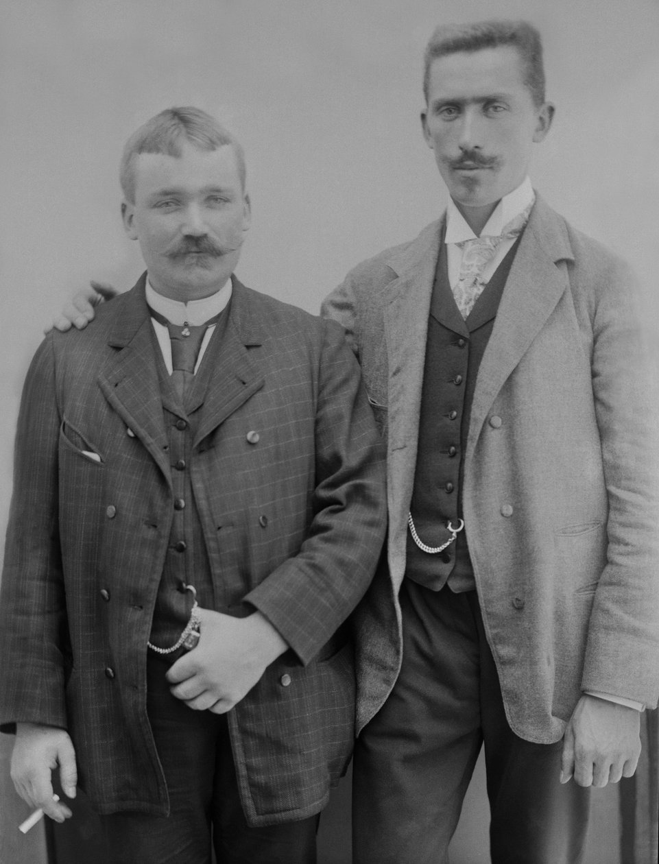 Két fiatal férfi, Bourmont régió Haute-Marne-ban (Haute Marne), 1880 körül. alkotó: French Photographer