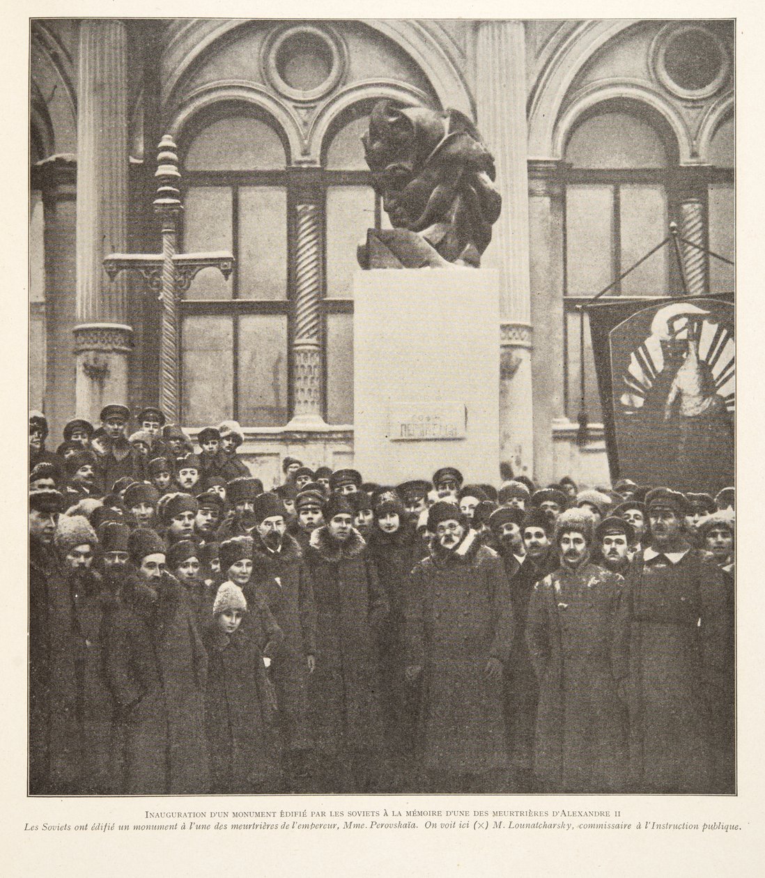 A szovjetek által II. Sándor egyik gyilkosának emlékére emelt emlékmű leleplezése, Histoire des Soviets, pub. 1922 (litográfia) alkotó: French Photographer