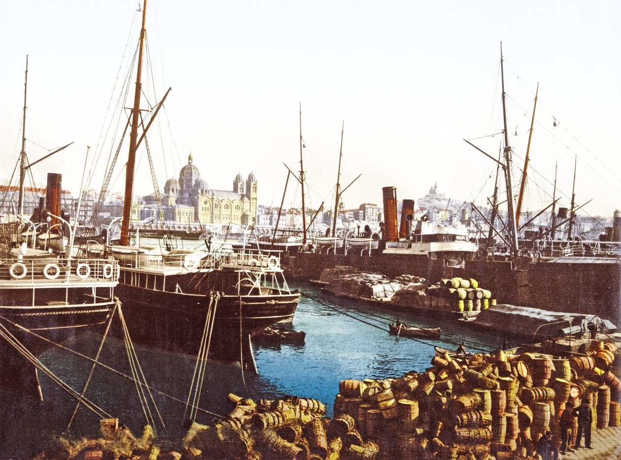 Borhordók és csónakok a marseille-i rakpartnál, a háttérben a marseille-i székesegyház, kocsma. 1890-1900 alkotó: French Photographer