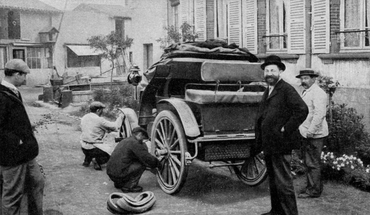 a francia iparos, Edouard Michelin (1859-1940, elölről előre) az első autók egyikeként abroncsokkal szerelték fel alkotó: French Photographer