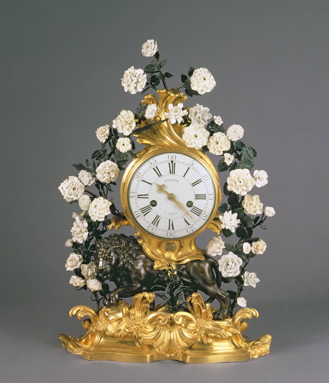 XV. Lajos óra, Vincennes/Mennecy, 1750 körül (porcelán, ormolu és bronz) alkotó: French School