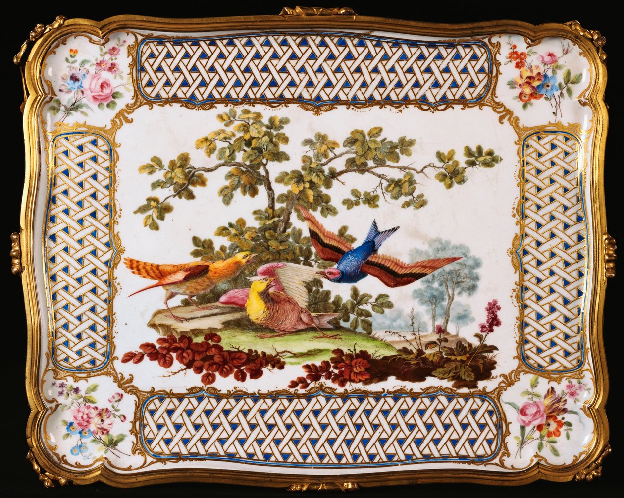 XV. Lajos Sevres tálcája három egzotikus madárral díszítve egy tájban, egy kávézó asztal tetejét képezve, 1761 alkotó: French School
