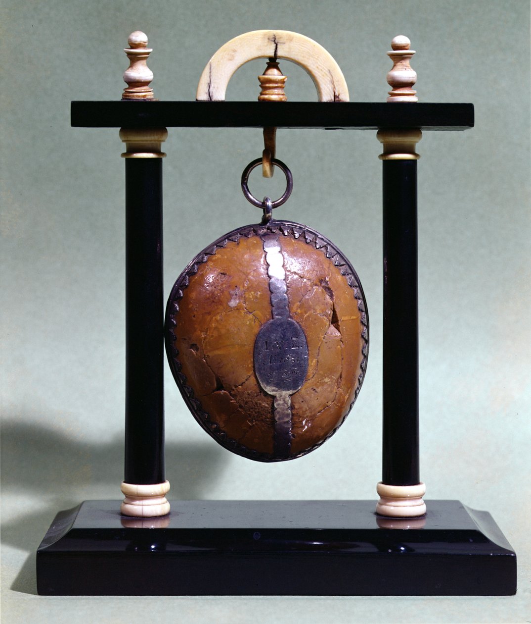 Egy bezoár állványon, 1651 alkotó: French School