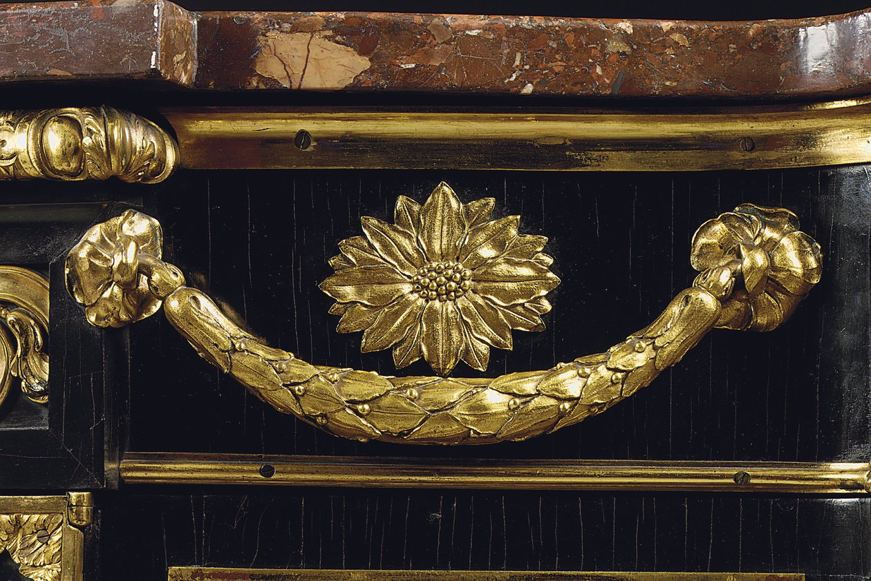 Egy késői XV. Lajos komód, 1763-70 körül (ormolura szerelt japán lakk és ébenfa) alkotó: French School