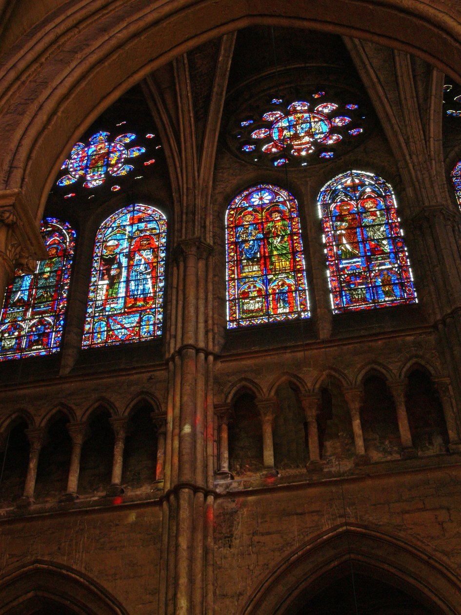 Kilátás a déli kereszthajó keleti clerestory ablakaira alkotó: French School
