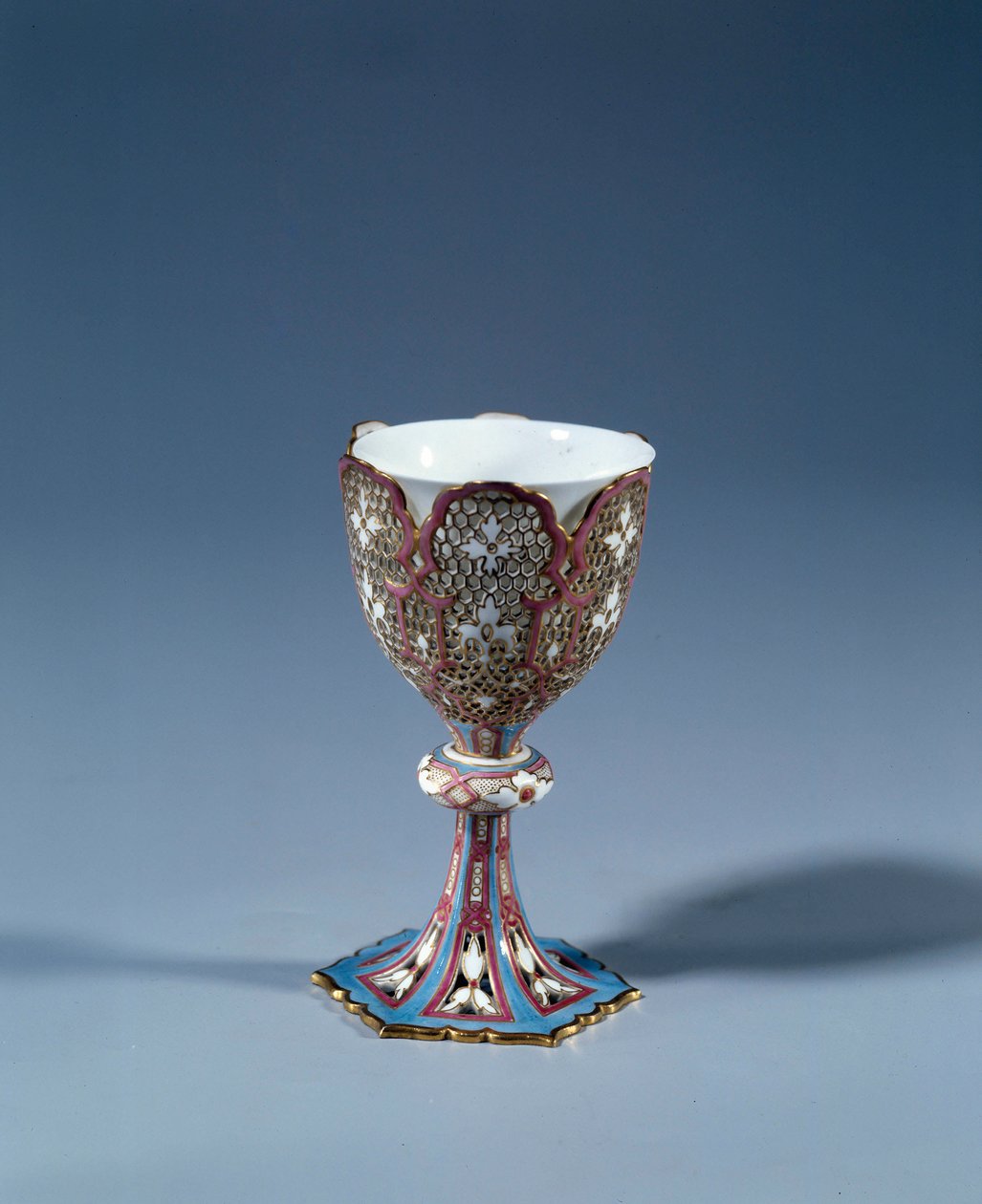 Art France: Bögre mozgatható állványon, bemutató állványt alkotva. Kemény porcelán alkotó: French School