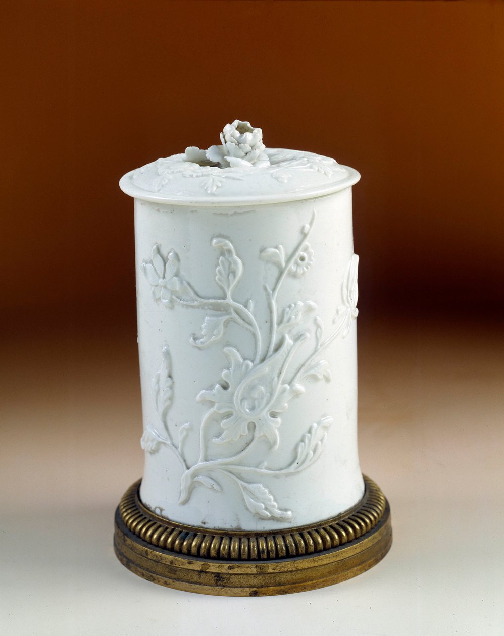 Art France: arany bronzba szerelt dohányfazék. Puha Saint Cloud porcelán alkotó: French School