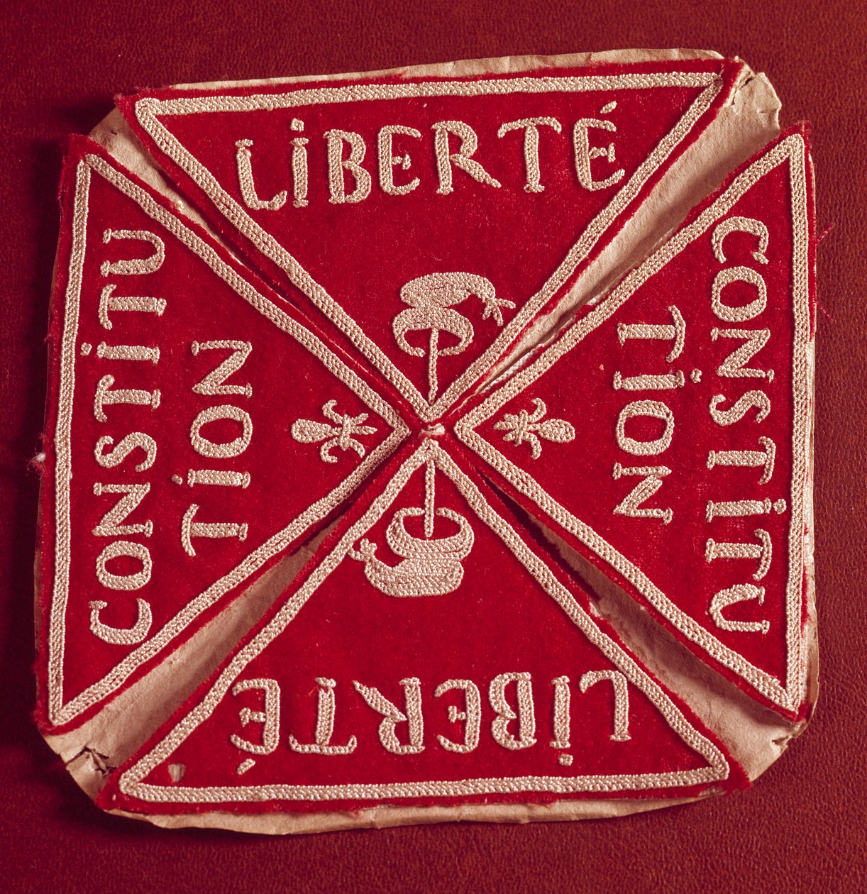Az első Francia Köztársaság „Liberte Constitution” jelvénye alkotó: French School