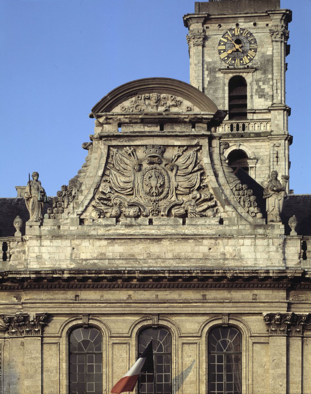 Barokk építészet: a Hotel de Ville (1717-1721) homlokzata, Heroguelle. Fronton, amely a város fegyvereit ábrázolja: "" Sas csőr és szög""", amelyet két szobor vesz körül, amelyek az Igazságot és az Erőt szimbolizálják. Aire sur la liys (Aire-sur-la-Lys), P alkotó: French School